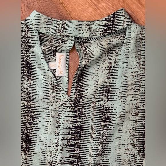 Veronica M Bell sleeve and choker neckline blouse. Size Medium - Picture 4 of 5